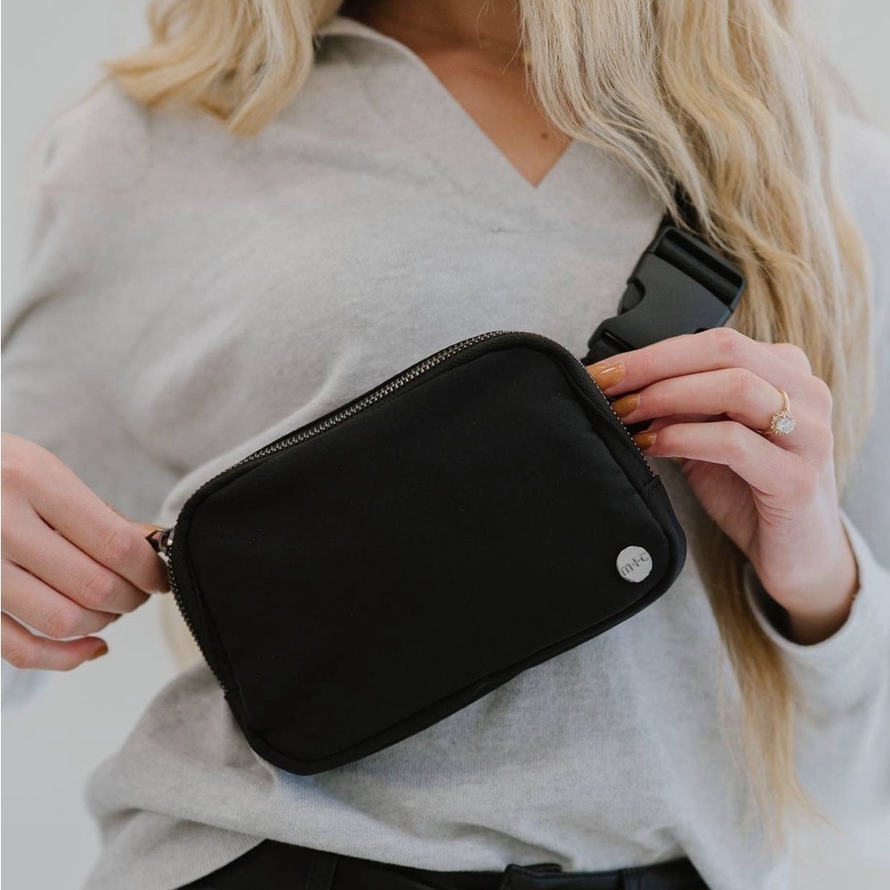 Brand New Crossbody Fanny Pack Belt Bag ~in Black 🖤